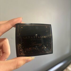 Anastasia Beverly Hills x Amrezy highlighter